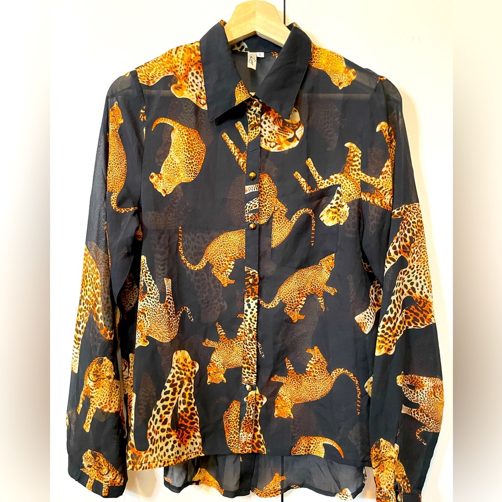 Women’s blouse in cheetah print size L